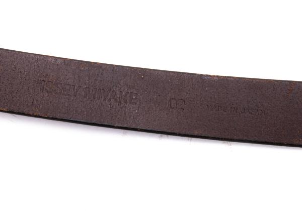 ISSEY MIYAKE MEN Embossed Leather Line Belt Brown