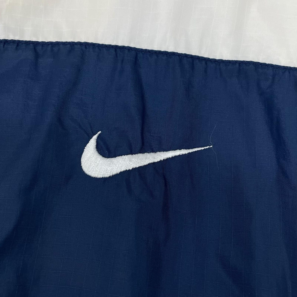 NIKE 90s White/Navy Nylon Jacket Size L