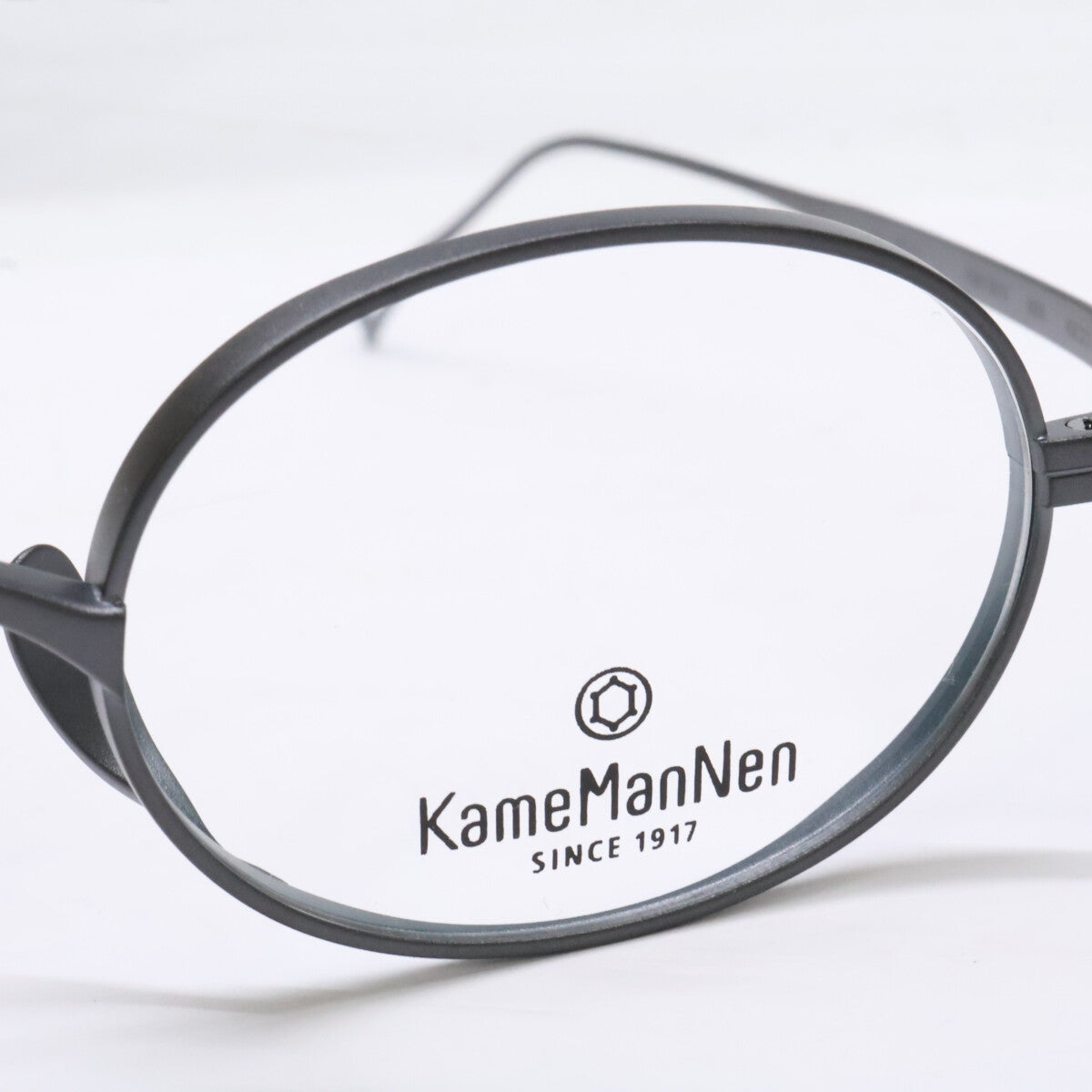 KameManNen KMN9918 MBK Titanium Oval Eyewear Size 45x22-145