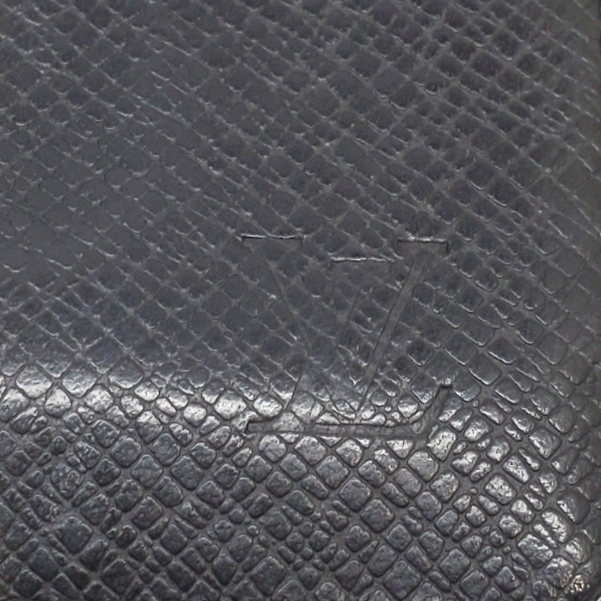 LOUIS VUITTON Taiga Leather Zippy Purse Black Size ONE SIZE