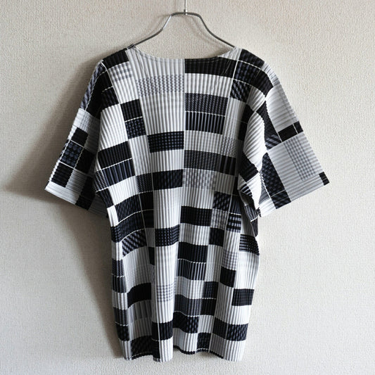HOMME PLISSE ISSEY MIYAKE All-Over Pleated T-Shirt Size 3