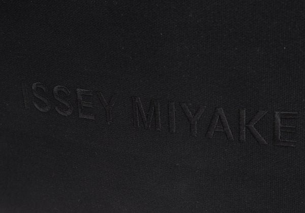 ISSEY MIYAKE Logo Embroidered Bag Black