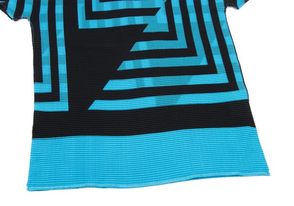ISSEY MIYAKE me Graphic Print T-Shirt Blue/Black Size F