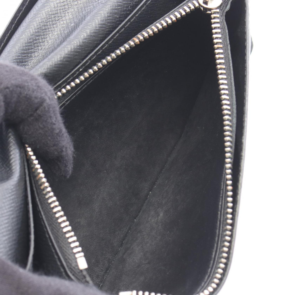 LOUIS VUITTON Portefeuille Brazza Taiga Leather Wallet Black