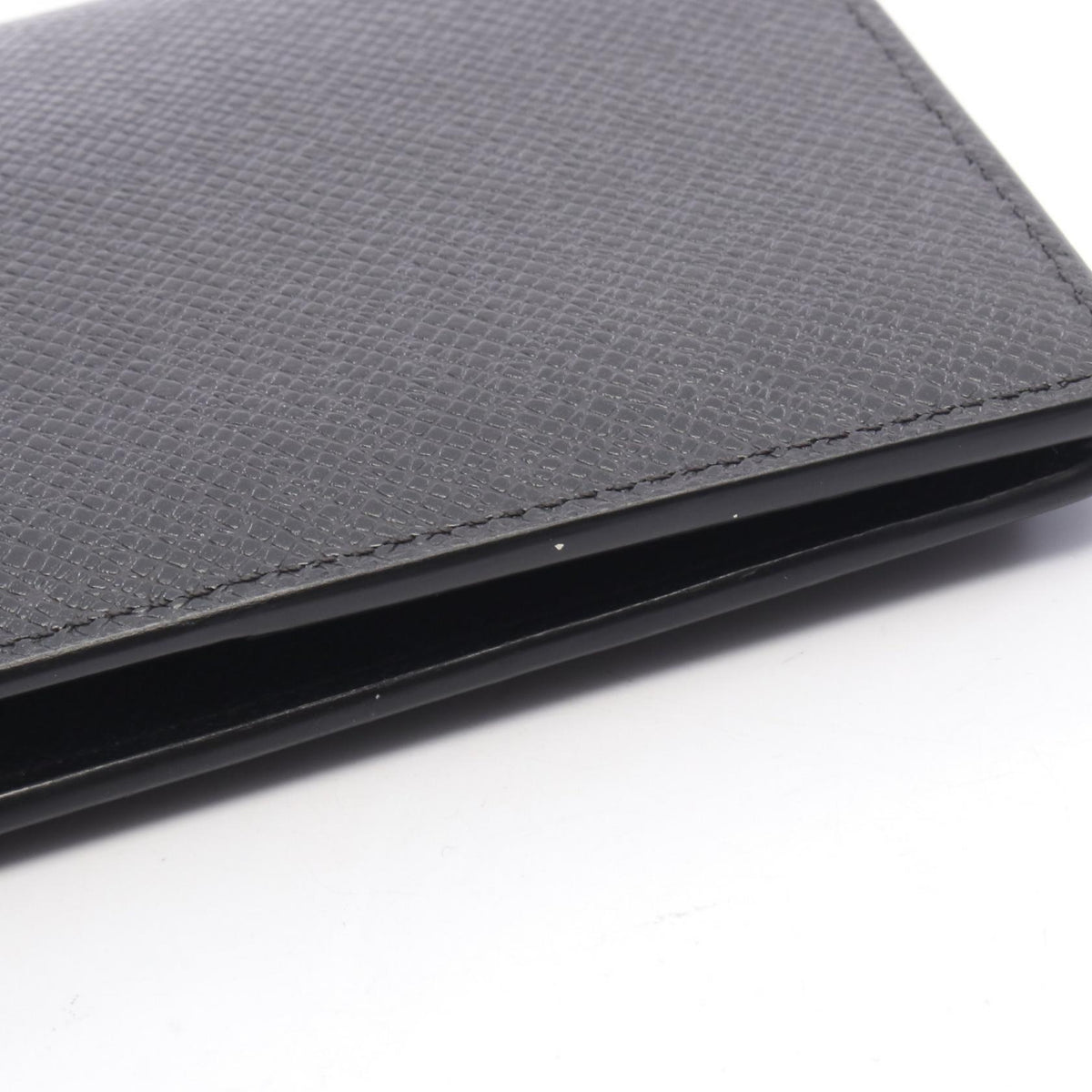 LOUIS VUITTON Portefeuille Brazza Taiga Leather Wallet Black