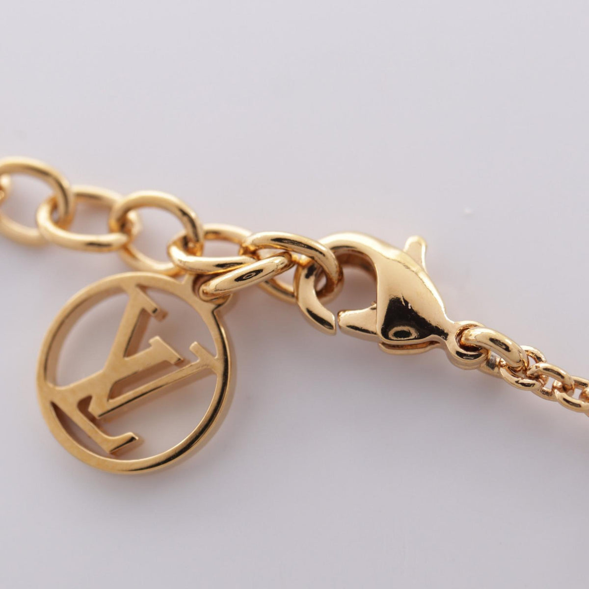LOUIS VUITTON Essential V Plated Necklace
