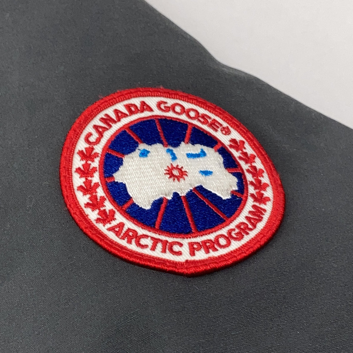 CANADA GOOSE Kamloops Hooded Down Jacket Graphite Size S/P