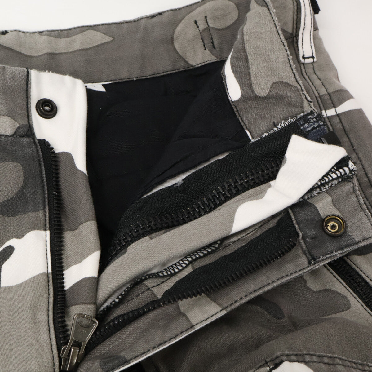 Supreme 26SS x Alpha Industries Camo Flight Pants Size S