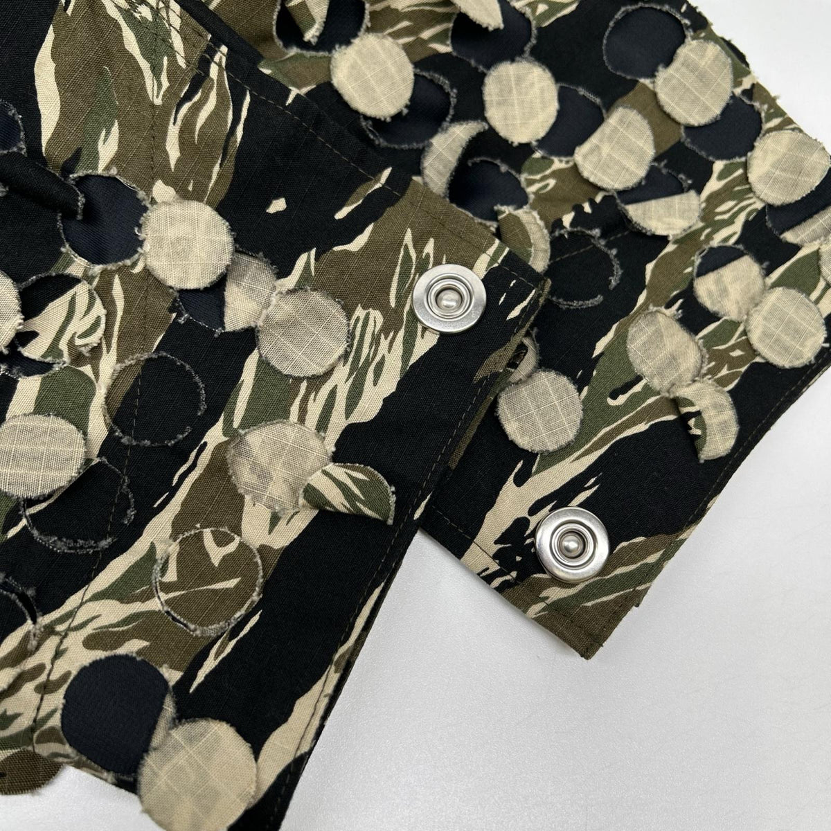 SYUMAN. SS25 Camo Parallel Laser Cut Cotton Top Khaki Size 1