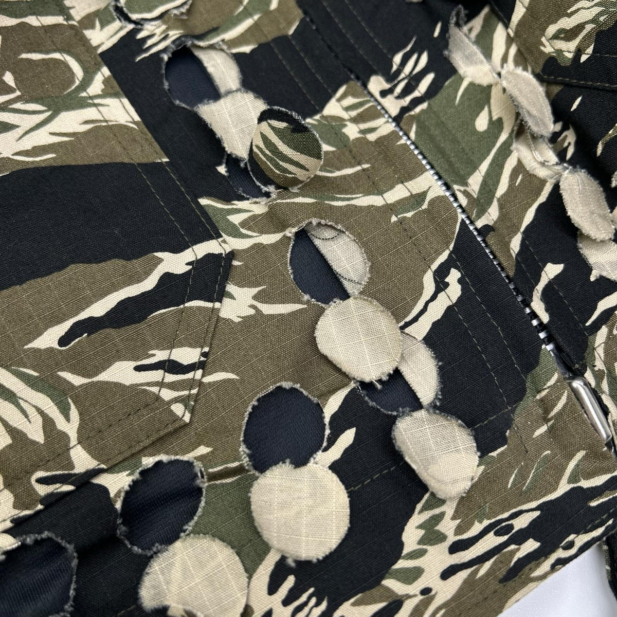 SYUMAN. SS25 Camo Parallel Laser Cut Cotton Top Khaki Size 1