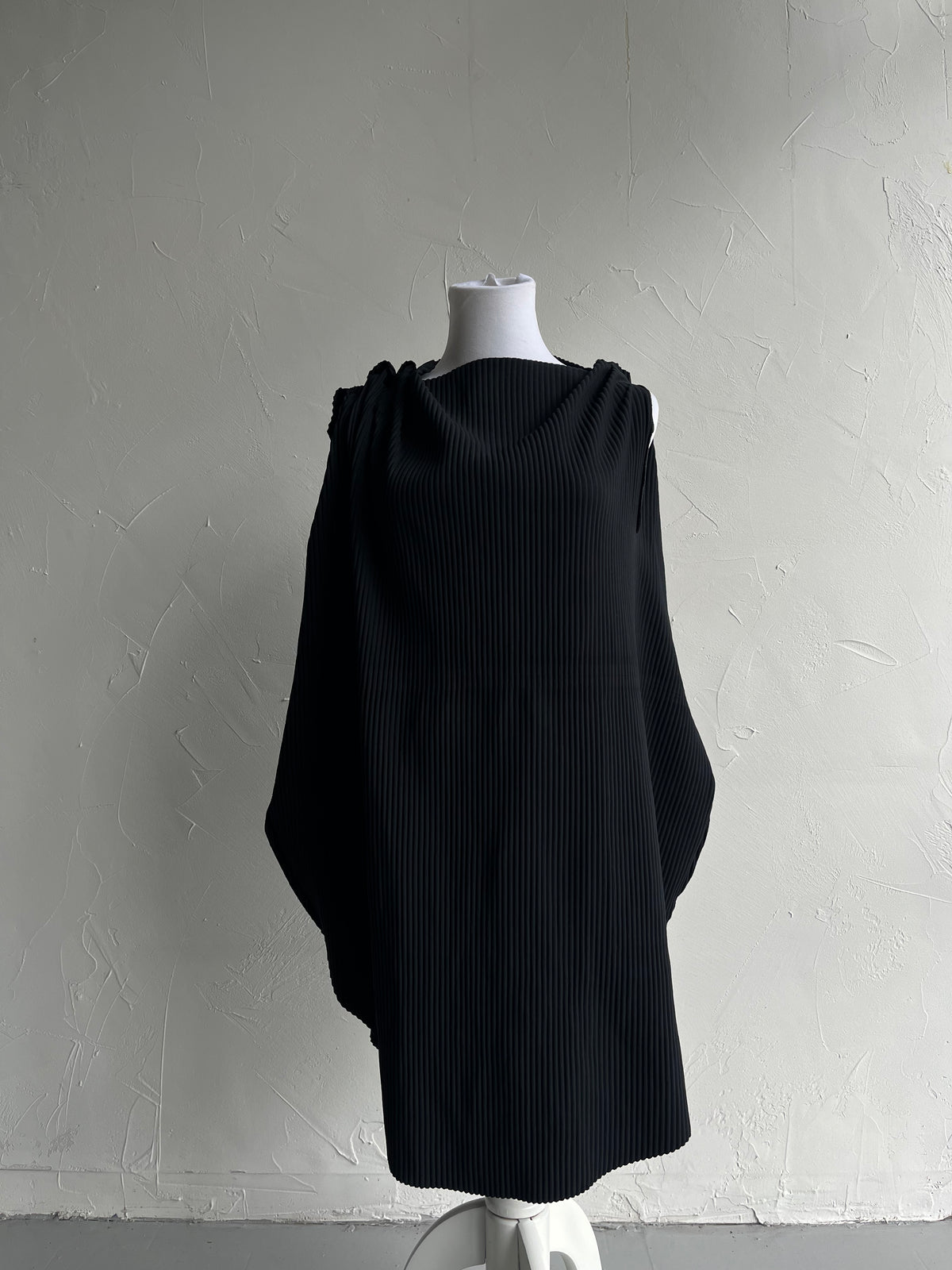 Issey Miyake 2011 me pleats circle design sleeveless poncho Black
