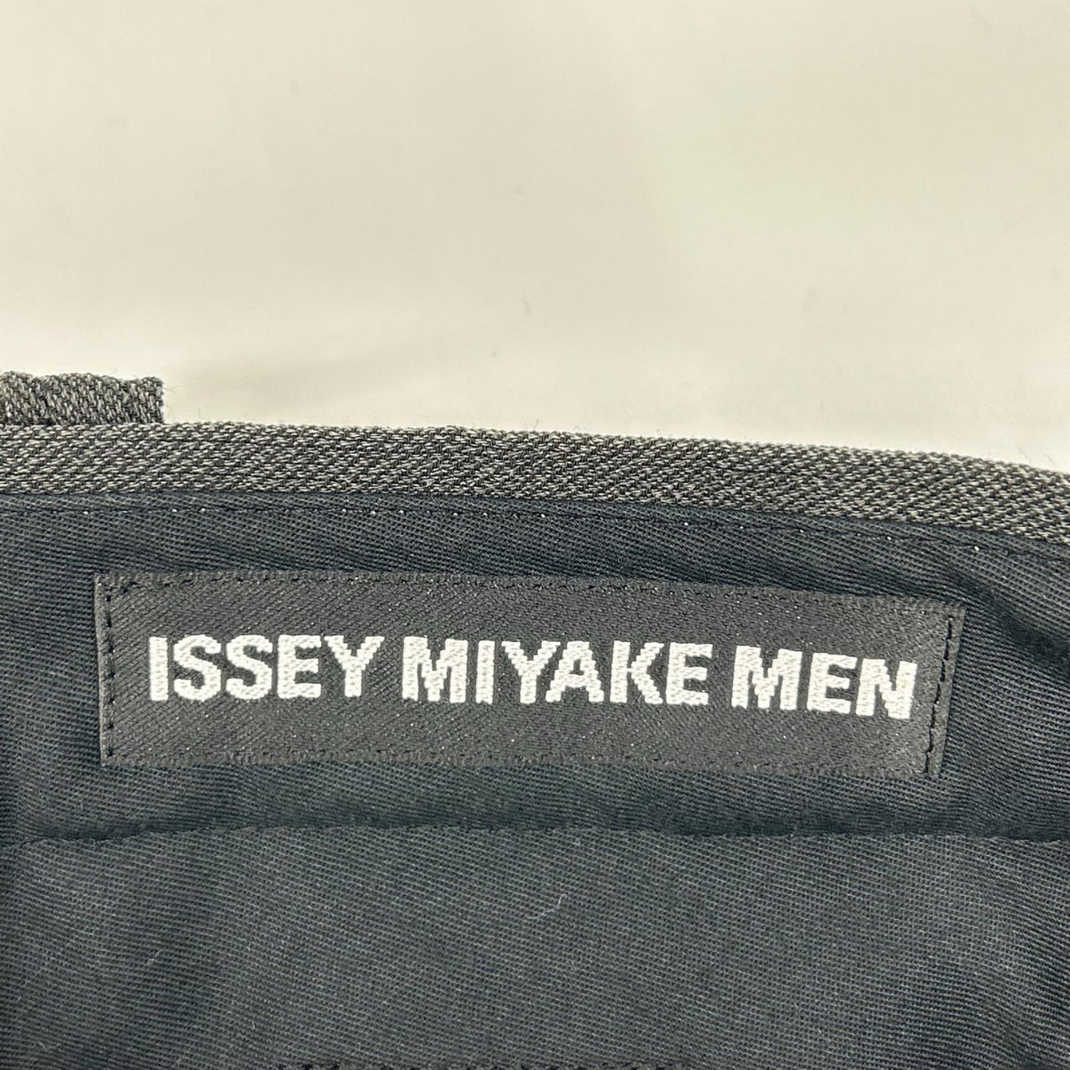 ISSEY MIYAKE MEN Wrinkle Processed Bottoms Gray Size 4