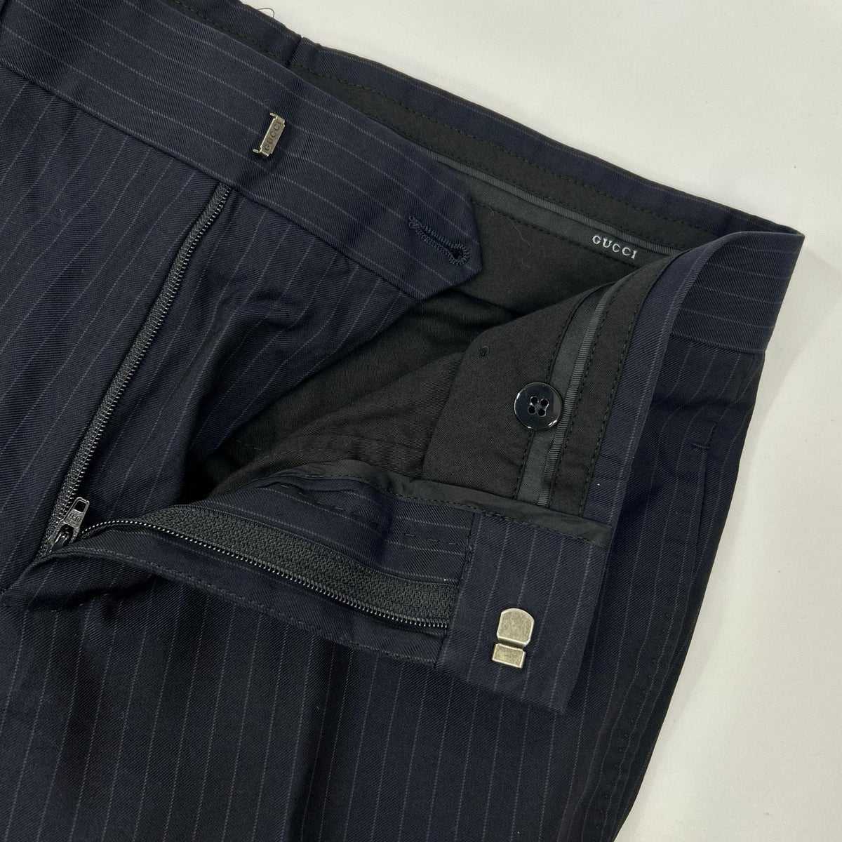 GUCCI Black Pinstripe Bee Inner Double Pocket Suit Size 44R