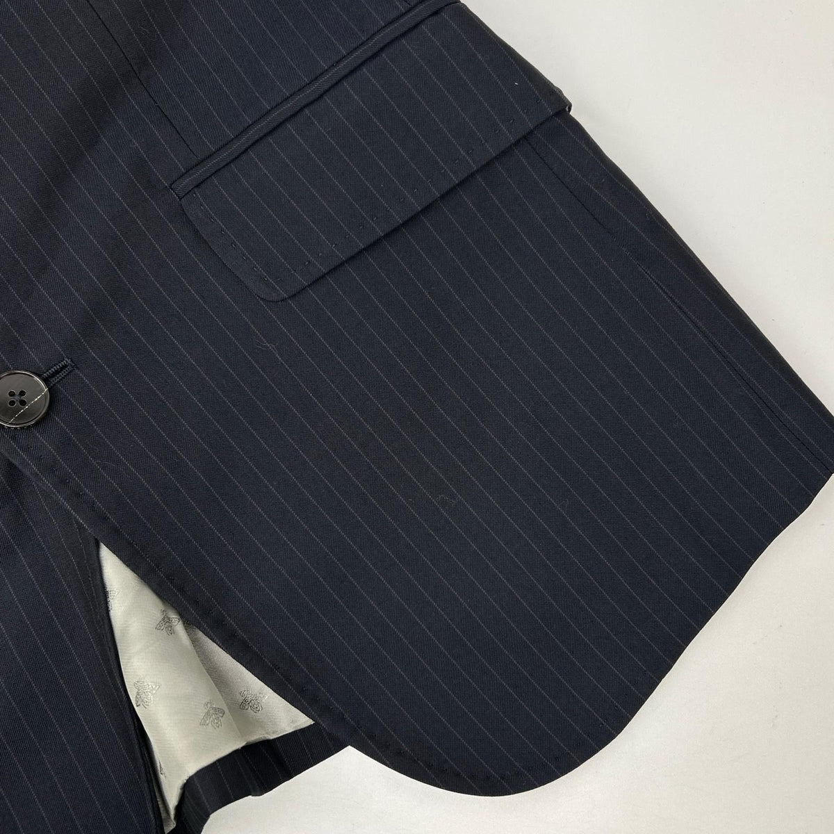 GUCCI Black Pinstripe Bee Inner Double Pocket Suit Size 44R