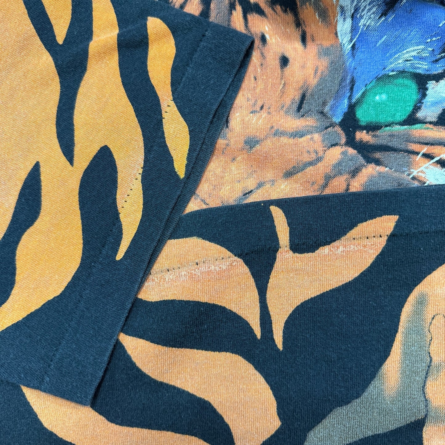 LIQUID BLUE 90s 1995 Copyright All-Over Print Tiger Size L