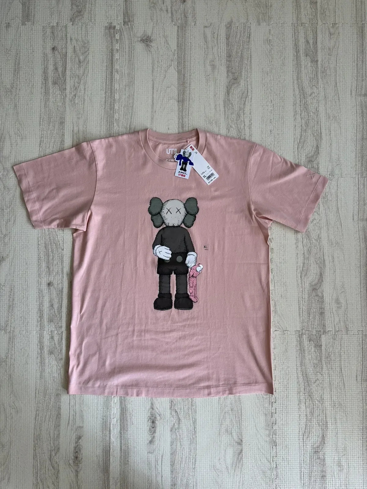 UNIQLO - UNIQLO x KAWS Short Sleeve T-Shirt Peach XL