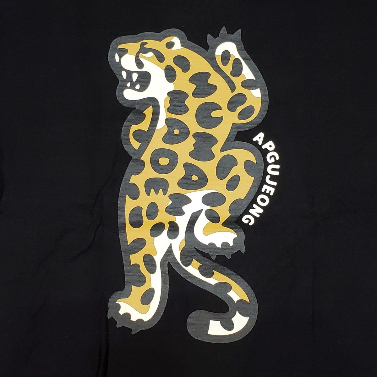 HUMAN MADE Apgujeong Exclusive Heart Pocket T-Shirt Size M