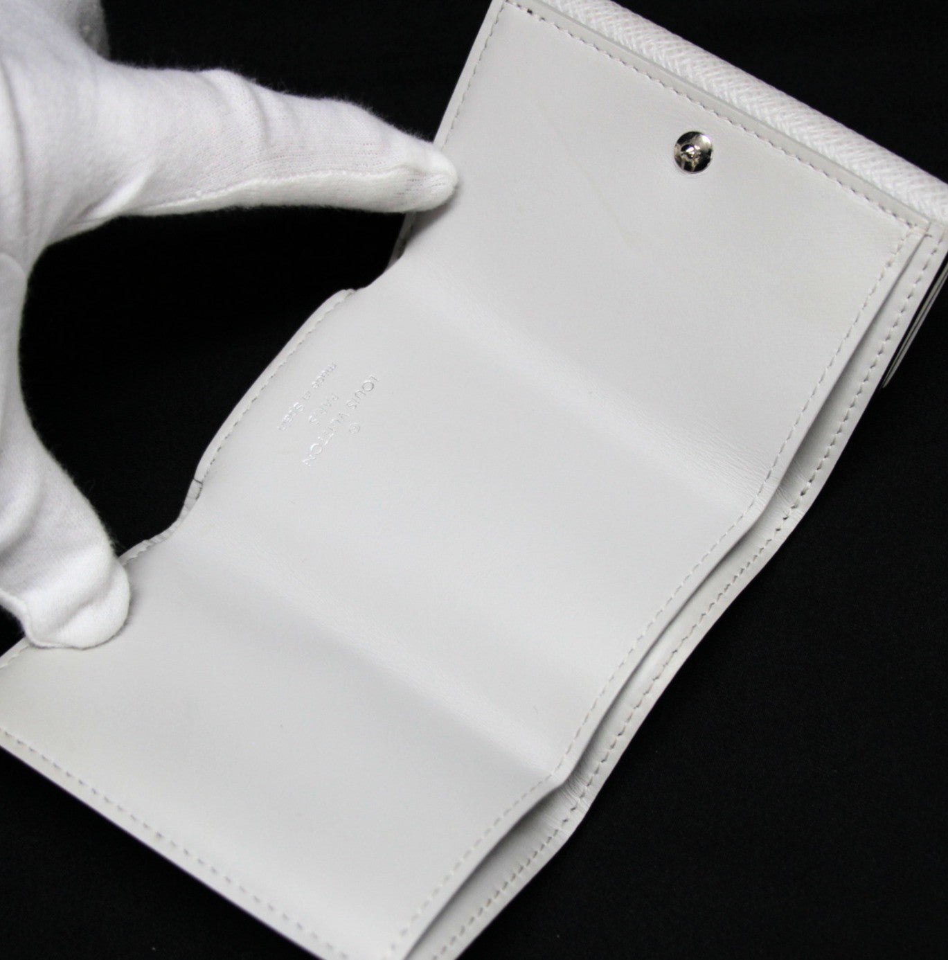 Louis Vuitton Discovery Compact Wallet White Size ONE SIZE