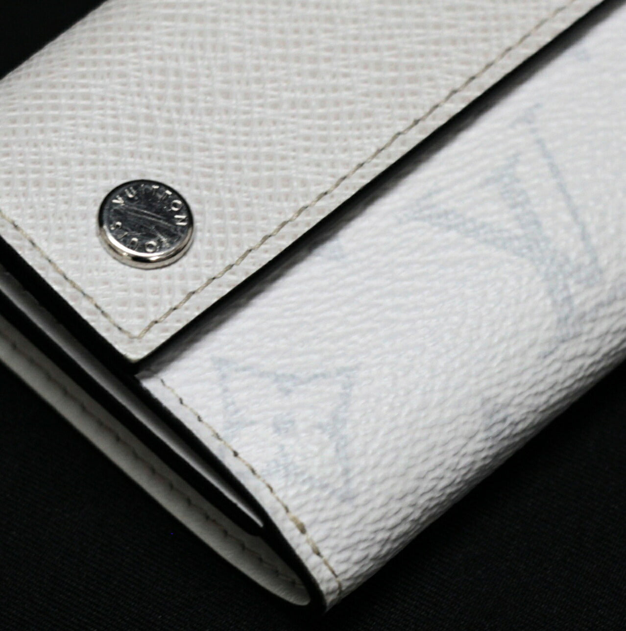 Louis Vuitton Discovery Compact Wallet White Size ONE SIZE