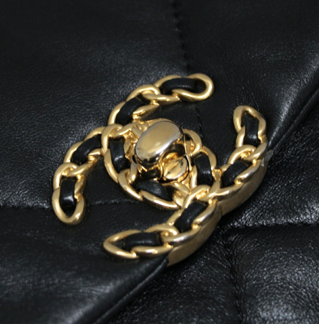 CHANEL Chanel 19 Matelasse Lambskin Bag Black Size ONE SIZE