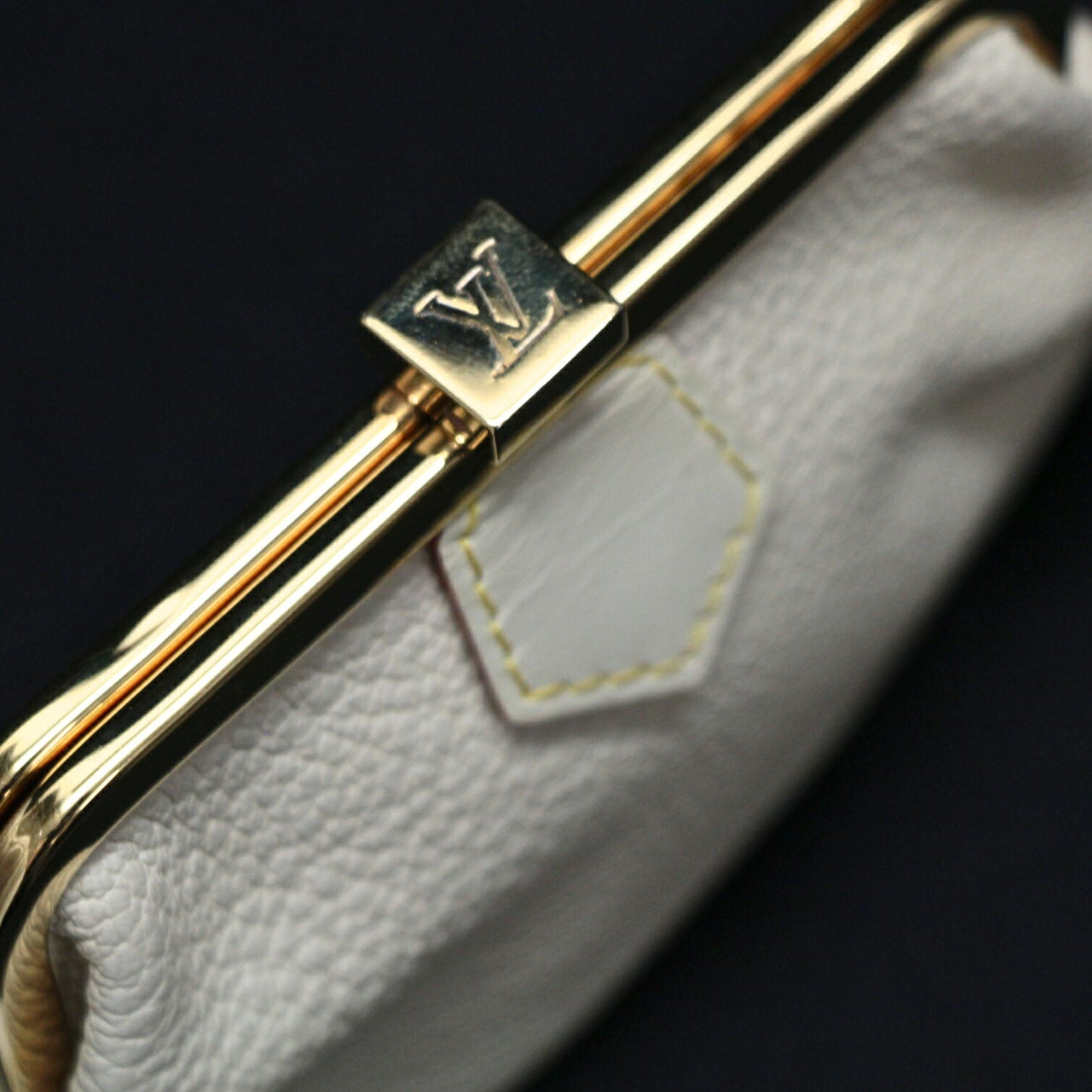 Louis Vuitton Suhali Portemonnaie Purse Blanc Size ONE SIZE