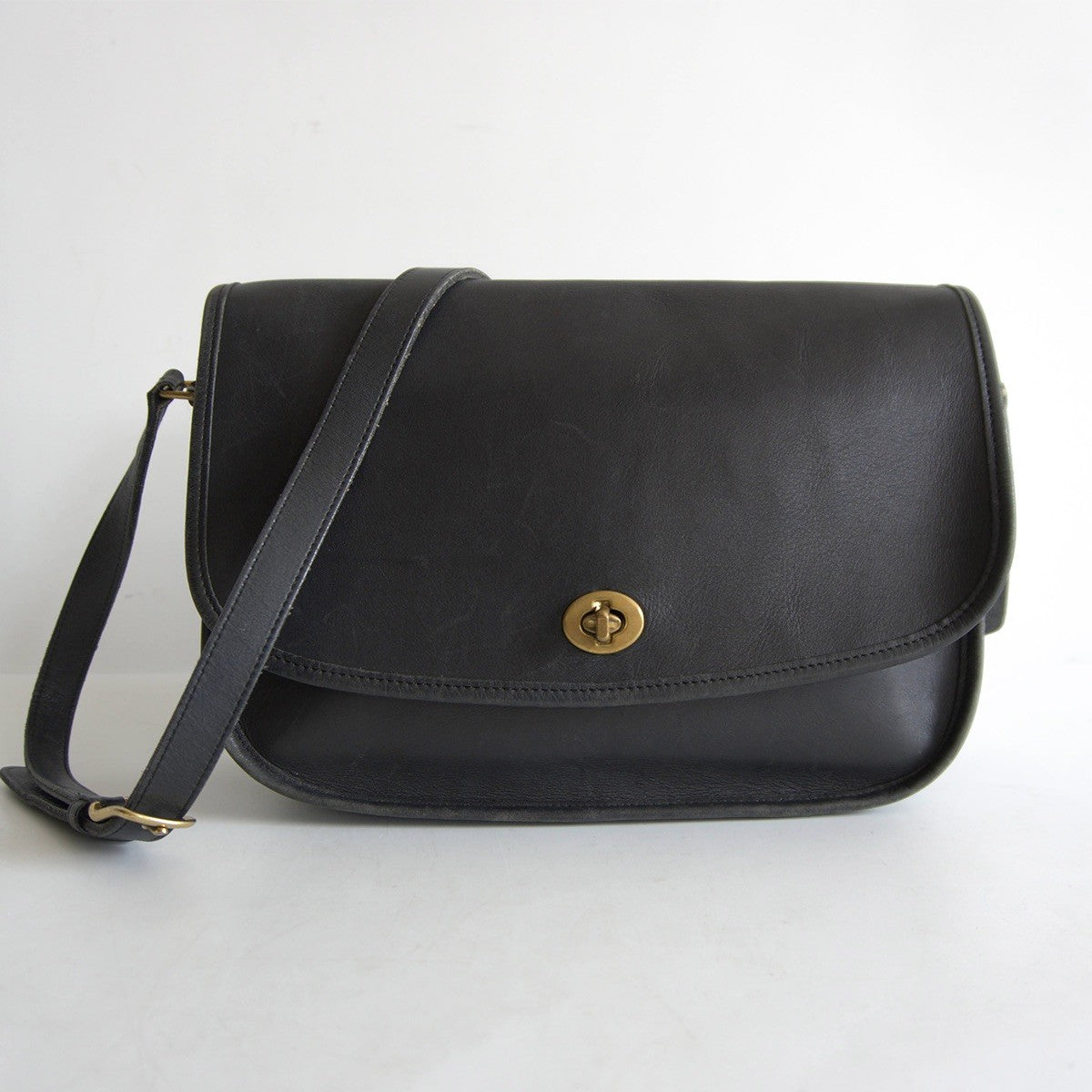 OLD COACH Black Turnlock Leather Shoulder Bag Size ONE SIZE
