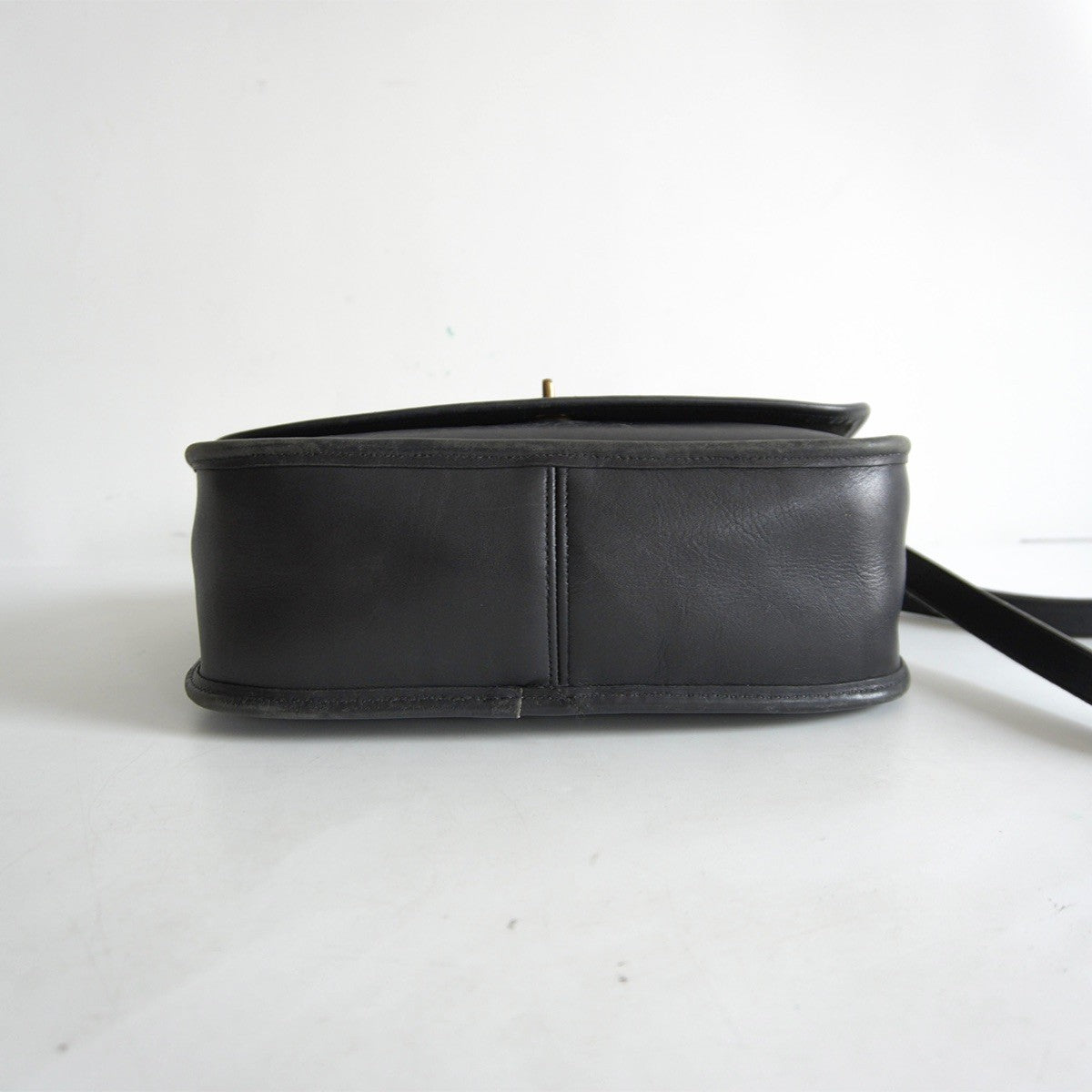 OLD COACH Black Turnlock Leather Shoulder Bag Size ONE SIZE