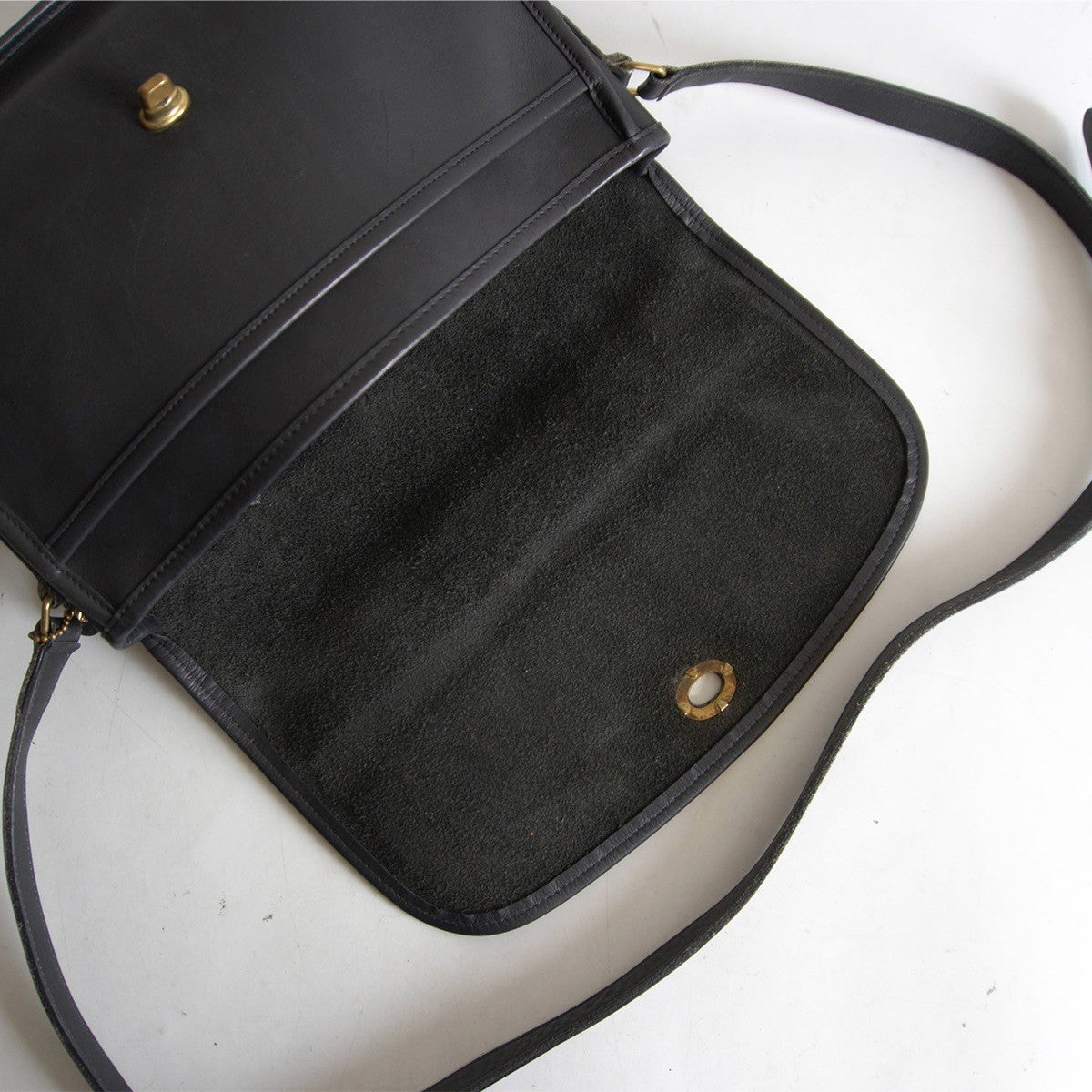 OLD COACH Black Turnlock Leather Shoulder Bag Size ONE SIZE