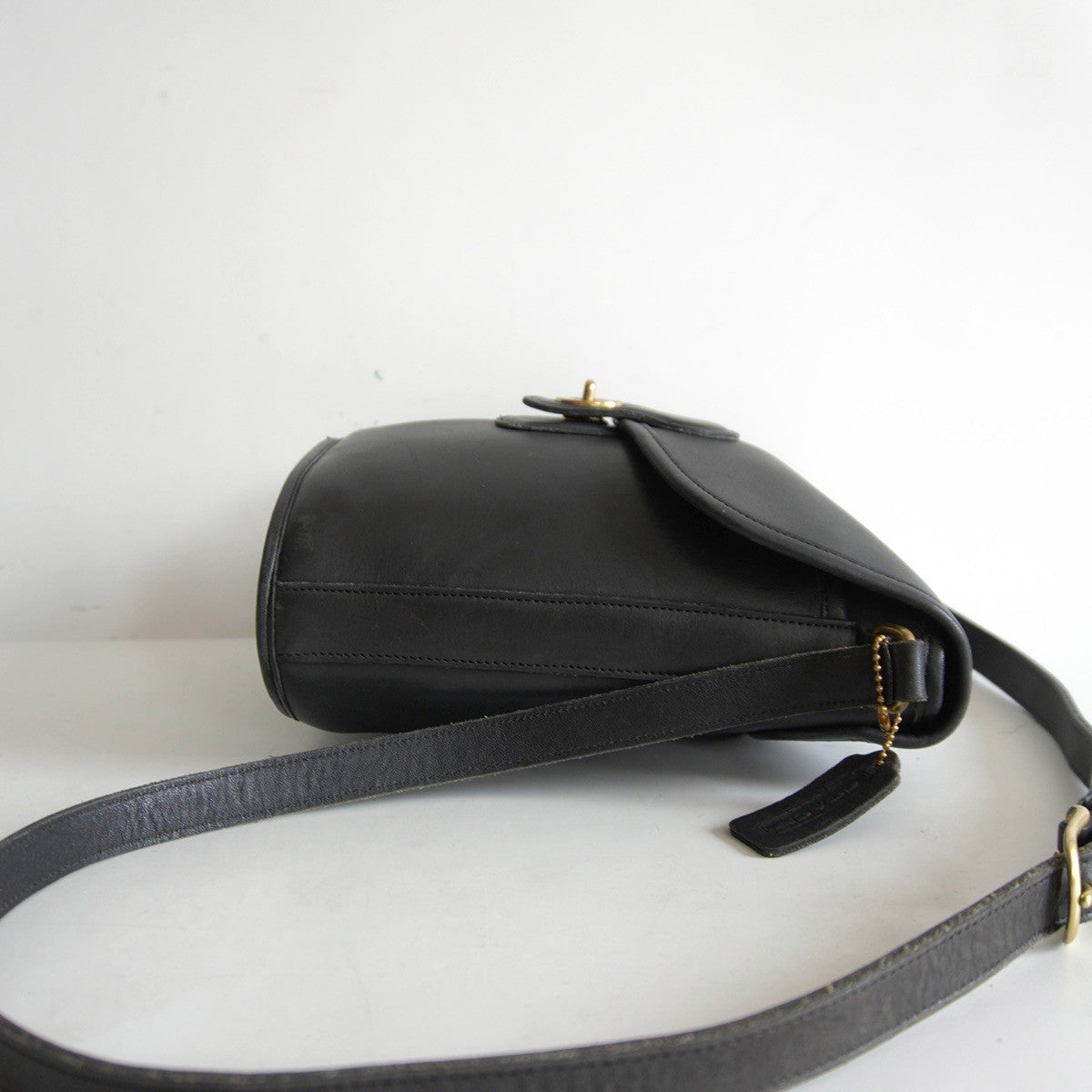 OLD COACH Black Turnlock Leather Shoulder Bag Size ONE SIZE