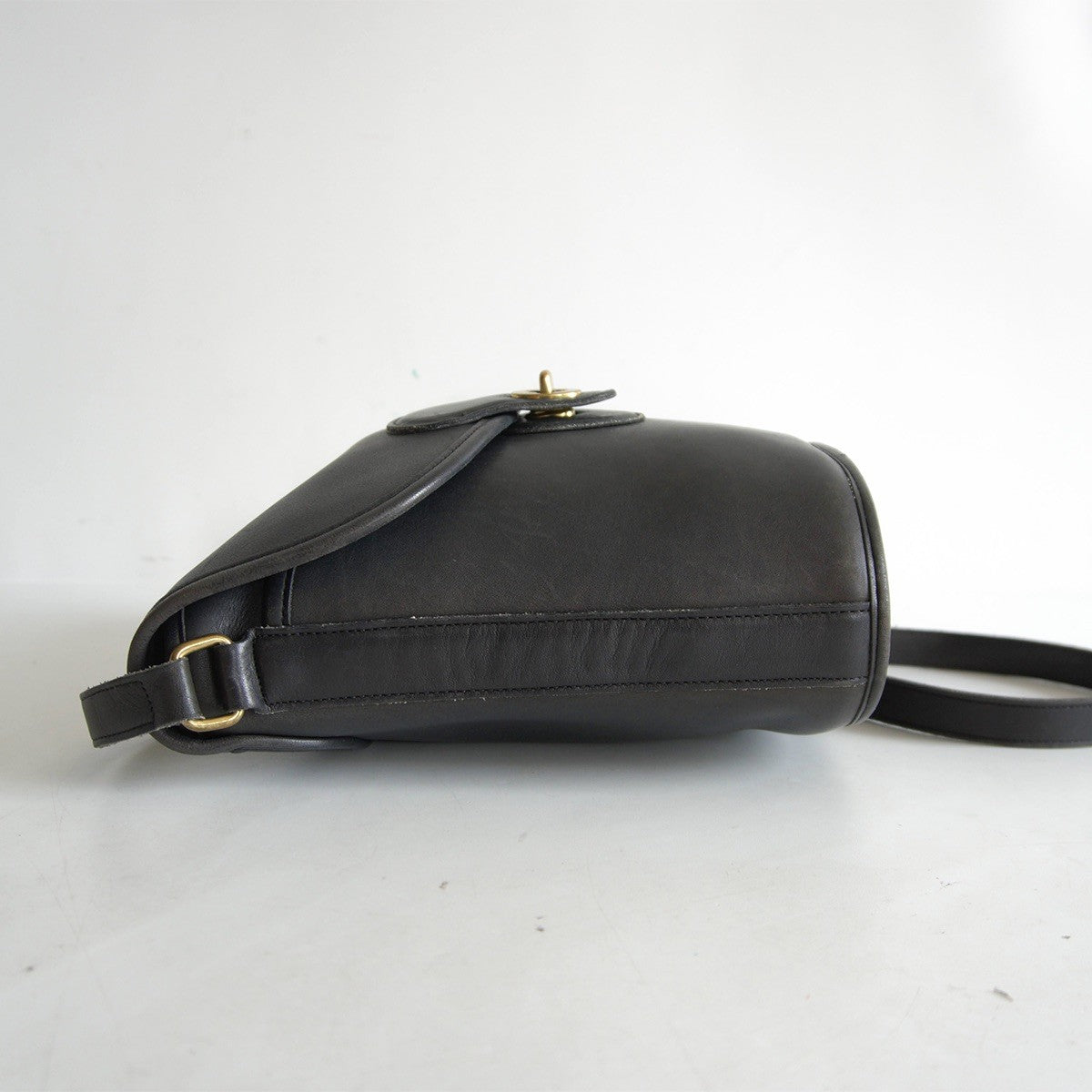 OLD COACH Black Turnlock Leather Shoulder Bag Size ONE SIZE