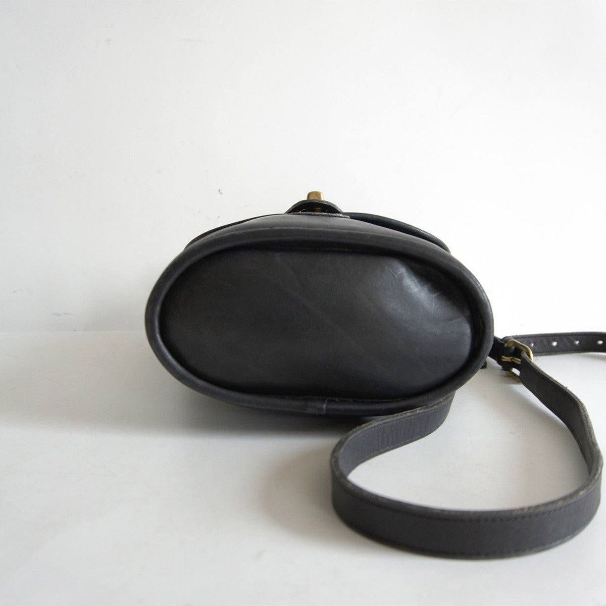 OLD COACH Black Turnlock Leather Shoulder Bag Size ONE SIZE