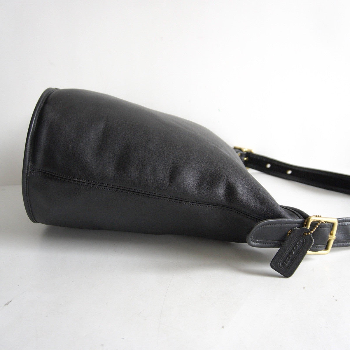OLD COACH Black Bucket Leather Shoulder Bag Size ONE SIZE