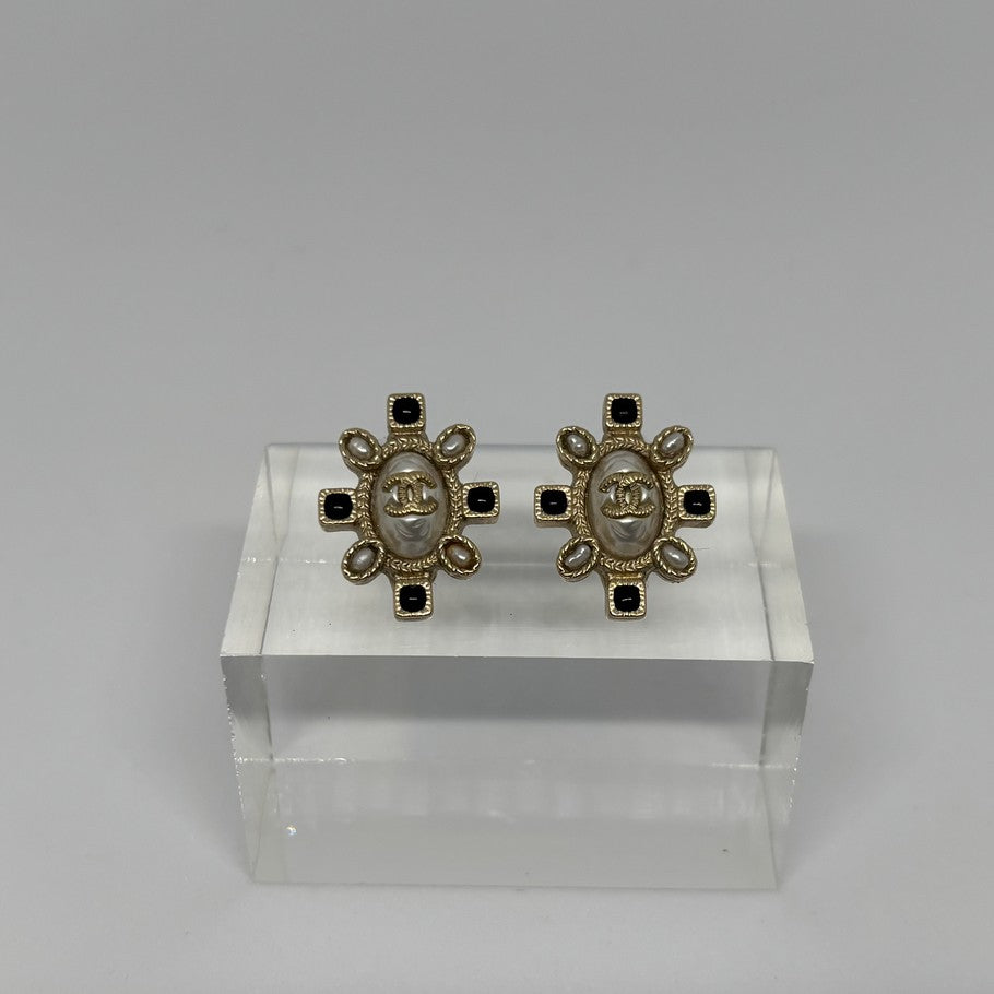 CHANEL CC Logo Oval Faux Pearl Earrings Gold Size ONE SIZE
