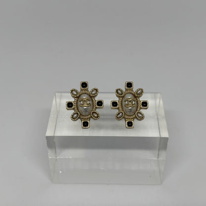 CHANEL CC Logo Oval Faux Pearl Earrings Gold Size ONE SIZE
