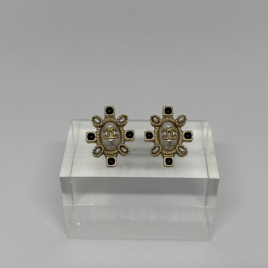 CHANEL CC Logo Oval Faux Pearl Earrings Gold Size ONE SIZE