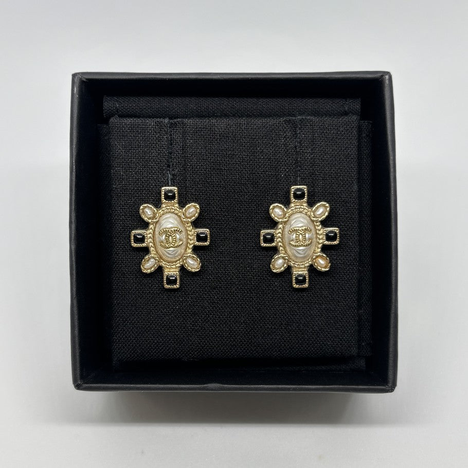 CHANEL CC Logo Oval Faux Pearl Earrings Gold Size ONE SIZE
