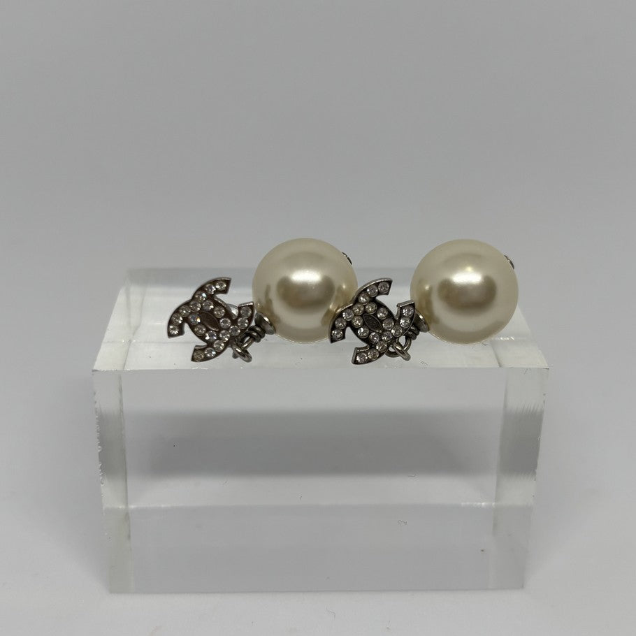 CHANEL CC Faux Pearl Swing Earrings Silver Size ONE SIZE