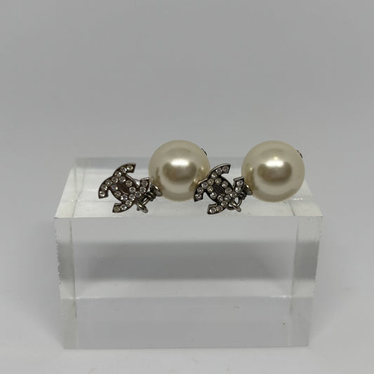 CHANEL CC Faux Pearl Swing Earrings Silver Size ONE SIZE