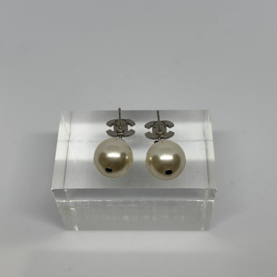 CHANEL CC Faux Pearl Swing Earrings Silver Size ONE SIZE