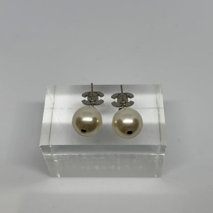 CHANEL CC Faux Pearl Swing Earrings Silver Size ONE SIZE